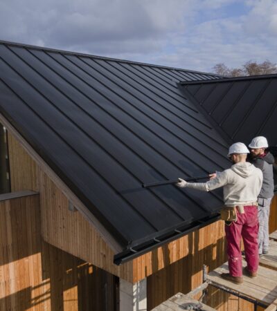 full-shot-roofers-working-together-with-helmets